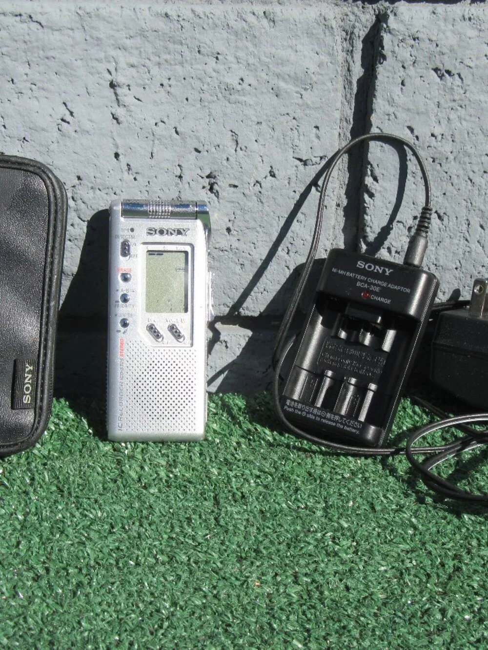 Sony ICD-ST25 IC Digital Compact Audio Voice Recorder w/ Charger Tested Working